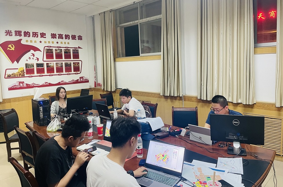 深夜工作現(xiàn)場(chǎng).jpg